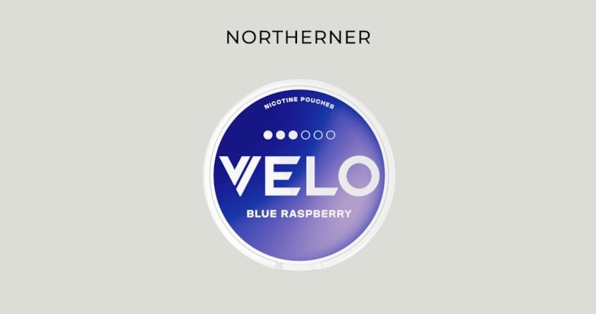 Blue Raspberry VELO Snus auf grauem Hintergrund