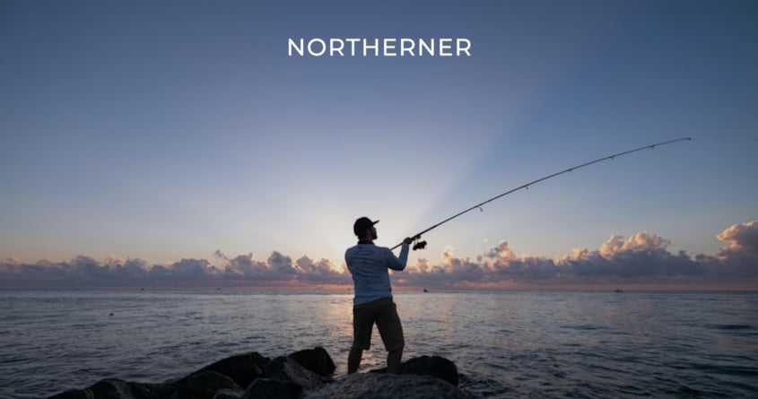 Ein Fischer angelt an der Küste