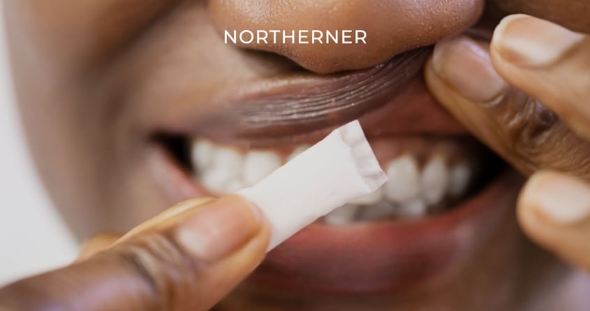 Ein Nikotinbeutel wird unter die Lippe gesteckt