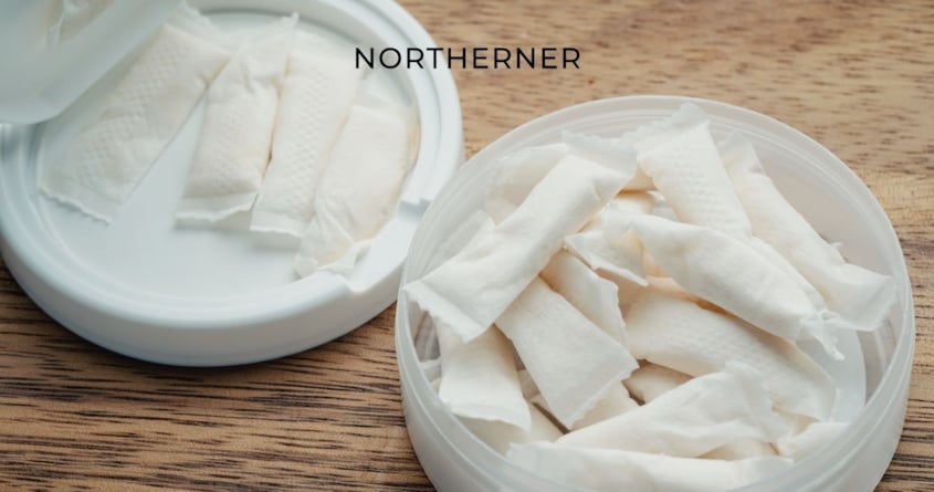 All-White-Snus in der Dose liegt auf dem Tisch