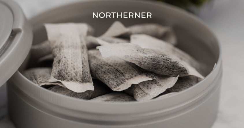 Tabak-Snus in einer Dose liegt auf dem Tisch