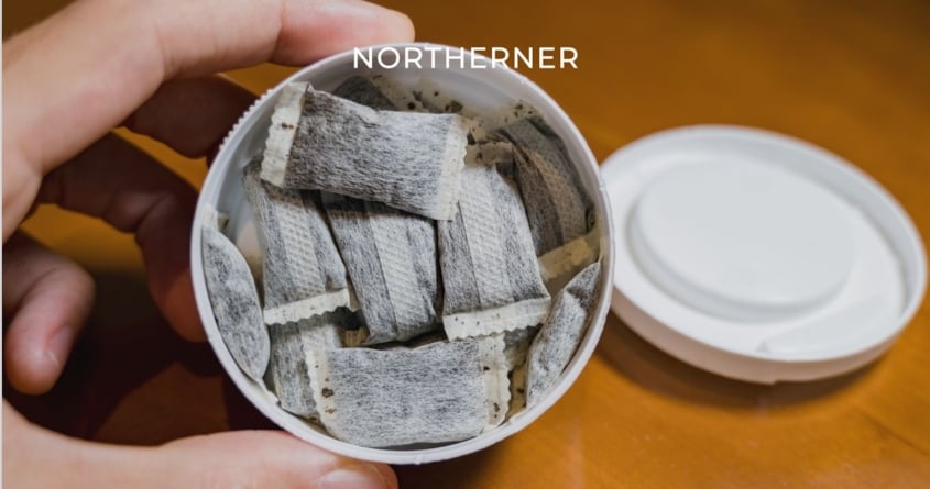 Eine Dose mit Snusbeuteln wird geöffnet