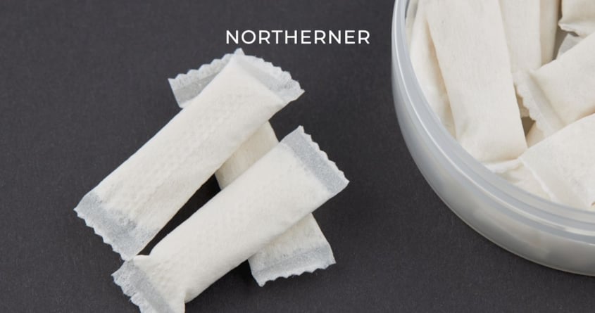 All-White Nicotine Pouches liegen auf dem Tisch neben der Dose Nikotinbeutel