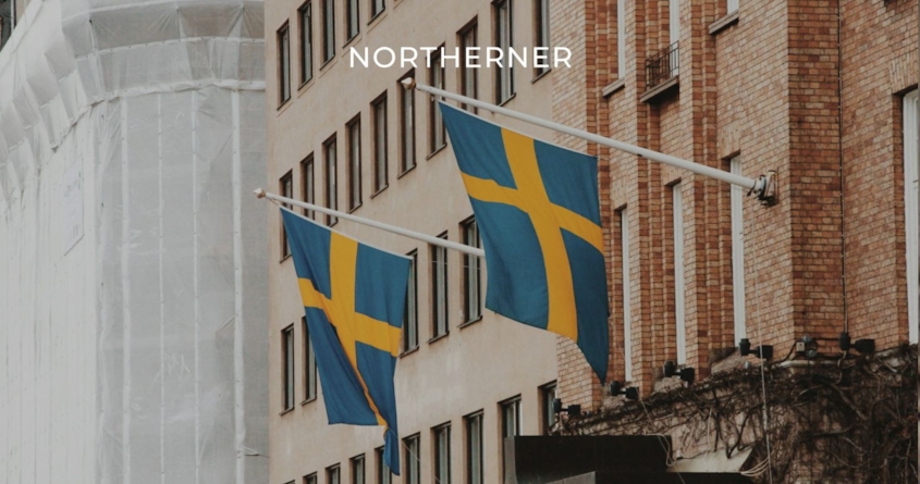 Zwei schwedische Flaggen sind auf einem Gebäude gehisst