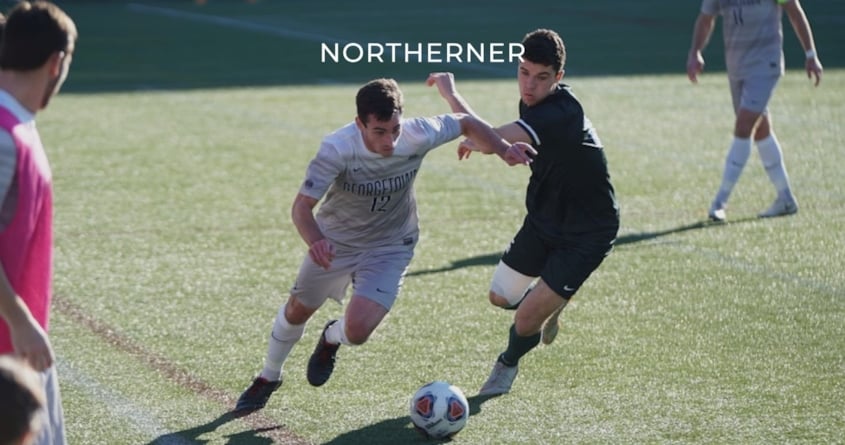 Zwei Fussballspieler auf einem Feld