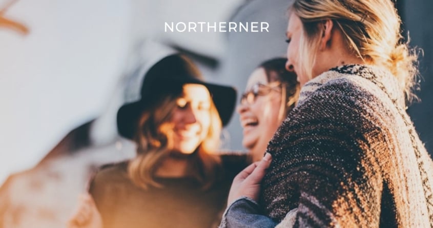 Frauen lachen in der Sonne