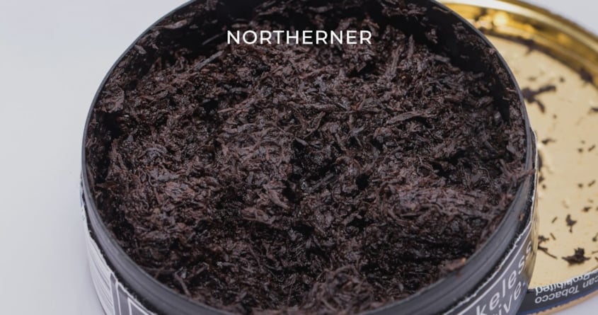 Eine Dose mit losem Snus, der Tabak enthält