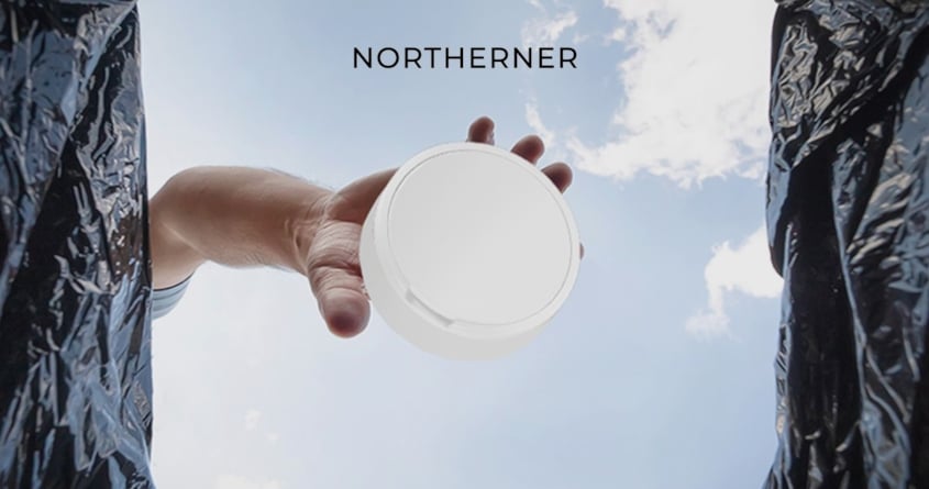 Hand wirft Snus-Dose in den Abfalleimer