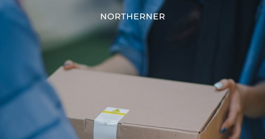 Ein Paket mit einer Bestellung Snus wird überreicht