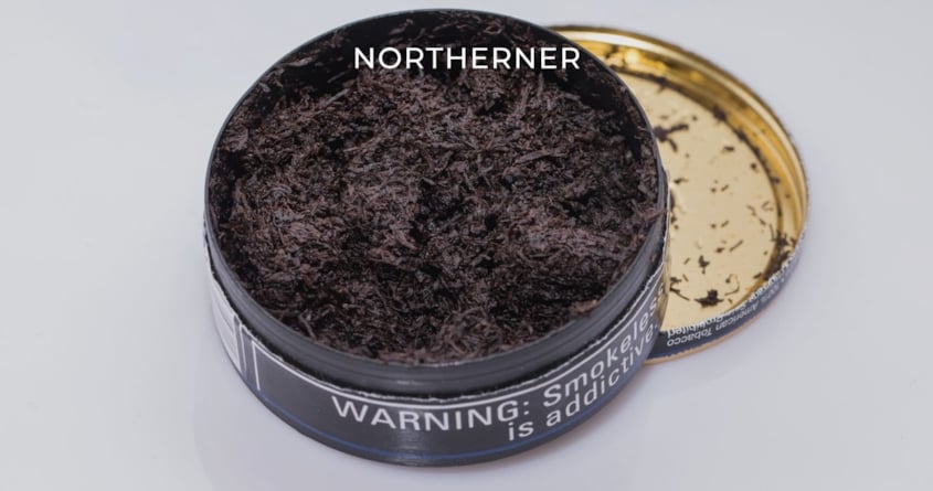 Eine graue Dose mit Snus auf einem Tisch