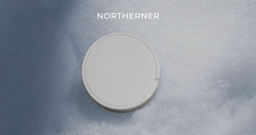 Eine Dose Snus liegt im Schnee