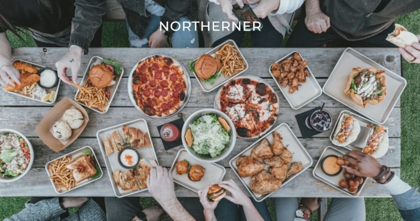 Ein Tisch voller Essen und Trinken