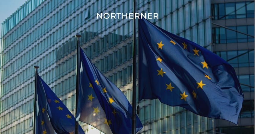 Flaggen der EU vor einem Gebäude