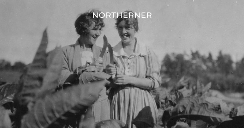 Zwei Frauen mit der Tabakpflanze in der Hand