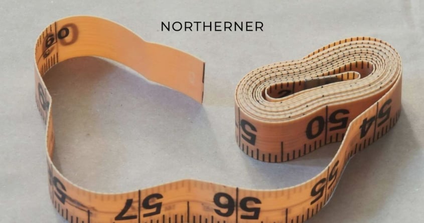 Gelbes Massband um das Thema Portionsgroessen bei Nikotinbeuteln zu illustrieren