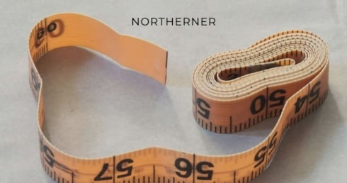 Gelbes Massband um das Thema Portionsgroessen bei Nikotinbeuteln zu illustrieren