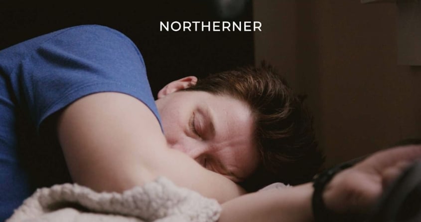 Ein schlafender Mann mit braunen Haaren als Illustration zum Artikel Snus und Schlaf.