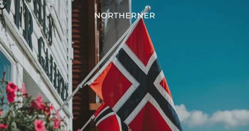 Norwegenflaggen an einem Haus zum Thema Verbot von länderübergreifendem Online-Verkauf von Nikotin- und Tabakprodukten