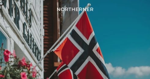 Norwegenflaggen an einem Haus zum Thema Verbot von länderübergreifendem Online-Verkauf von Nikotin- und Tabakprodukten