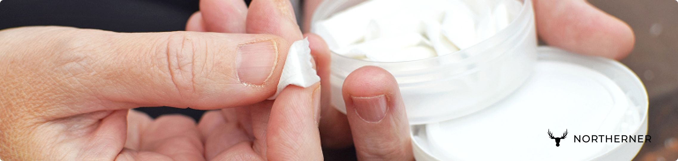 Hand und Nikotinbeutel