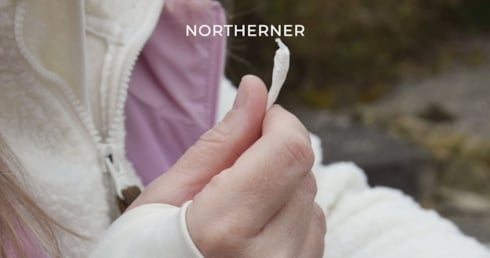 Eine Frau mit einem Snusbeutel in der Hand