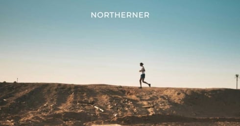 Person running against blue sky, indicating effects of nicotine pouches on exercise