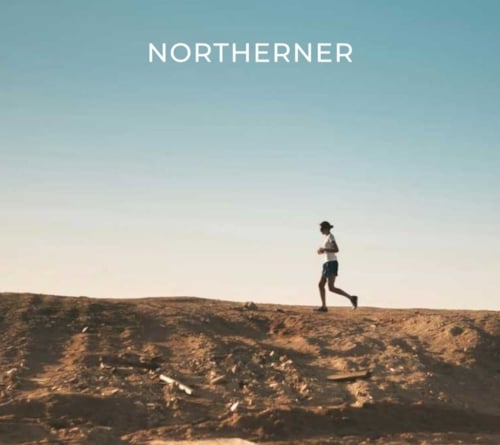 Person running against blue sky, indicating effects of nicotine pouches on exercise