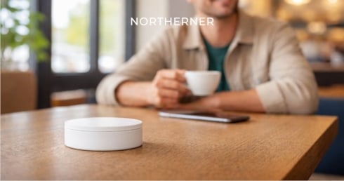 Man sits at caffeine with nicotine pouch can, following snus etiquette tips